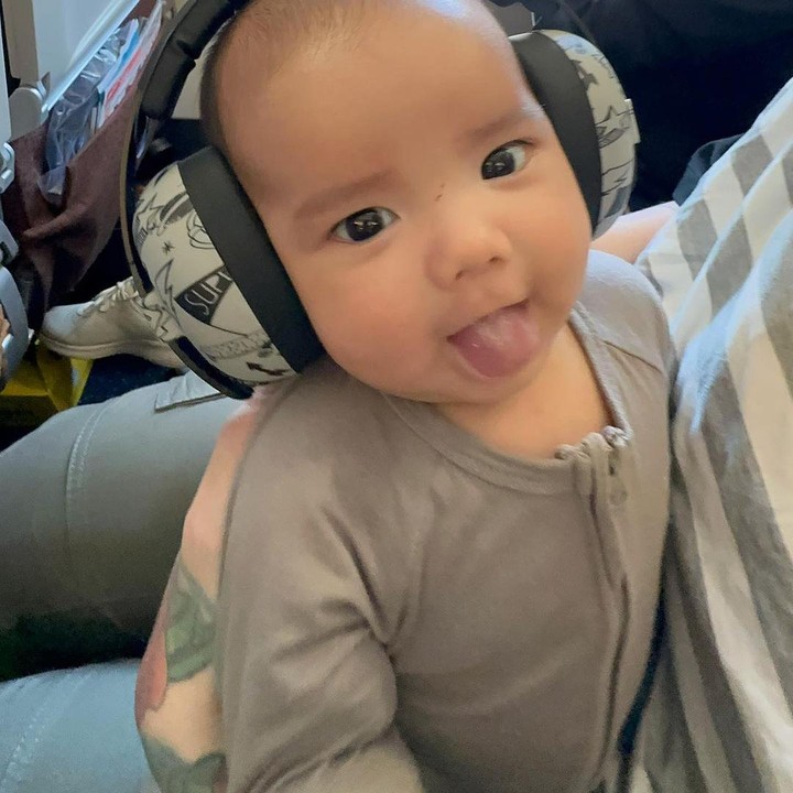 <p>Potret-potret Baby Jared selama di perjalanan ini sontak menuai beragam reaksi, Bunda. Ini karena ia tampak anteng alias tenang, nih.(Foto: Instagram @dmustakira dan @itssheilamj) <br /><br /><br /></p>