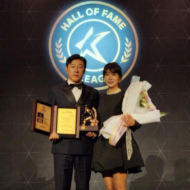 Beri Dukungan Langsung, Istri Cantik Shin Tae Yong Terbang ke Qatar