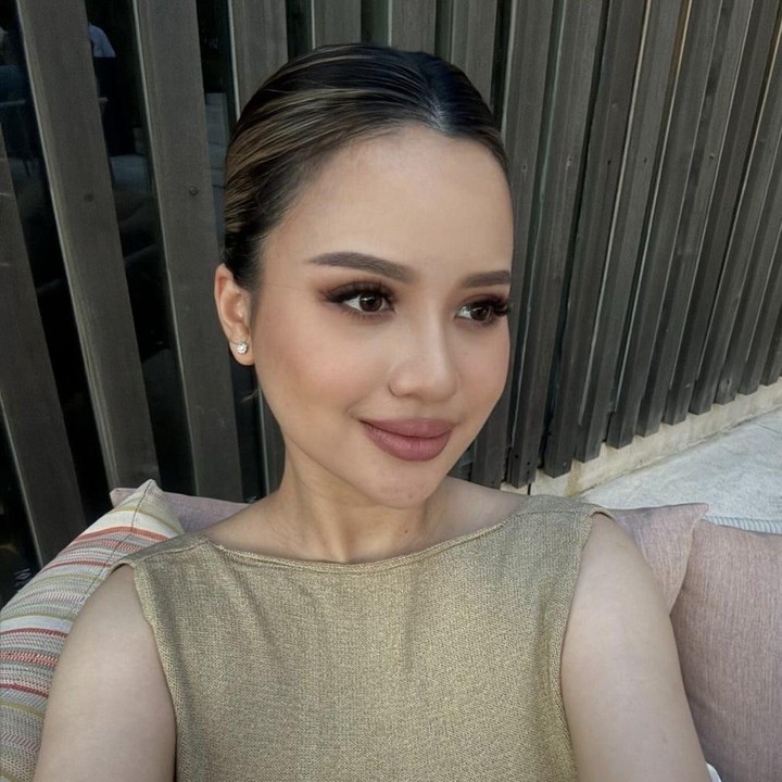 <p>Bunda, itulah beberapa potret maternity shoot yang dilakukan oleh Anggi Marito beserta sang suami dalam kehamilan anak pertamanya. Semoga, ibu hamil yang satu ini dapat diberikan kelancaran hingga masa persalinan nanti ya. (Foto: Instagram @anggimarito).</p>