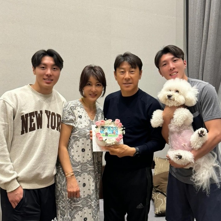 <p>Shin Tae Yong diketahui menikah dengan Cha Young Joo pada 1995. Rumah tangga mereka diwarnai dengan kehadiran dua anak laki-laki yang tampan, Shin Jae Won dan Shin Jae Hyeok. (Foto: Instagram@cha_youngjoo)</p>