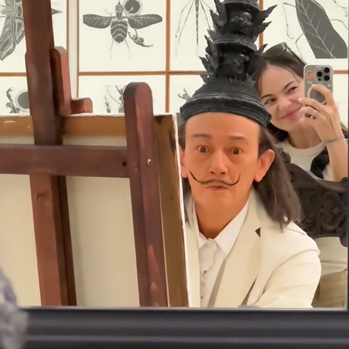 <p>Enzy mengunjungi Museum of Contemporary Art (MOCA), salah satu tempat dengan koleksi karya seni terbaik di Bangkok. Sesampainya di sana, Enzy membagikan banyak momen ketika melihat berbagai karya unik. "Hidup nggak ya, ini patung kalau malam?" ia berkelakar. (Foto: Instagram @enzystoria)</p>