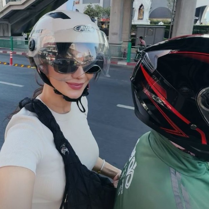 <p>Dalam salah satu unggahan, Enzy membagikan potretnya ketika menerjang kemacetan Bangkok demi main ke museum tujuannya. "Tapi daripada macet, naik motor aja lah. Sat set menuju museum!" ucapnya. (Foto: Instagram @enzystoria)</p>