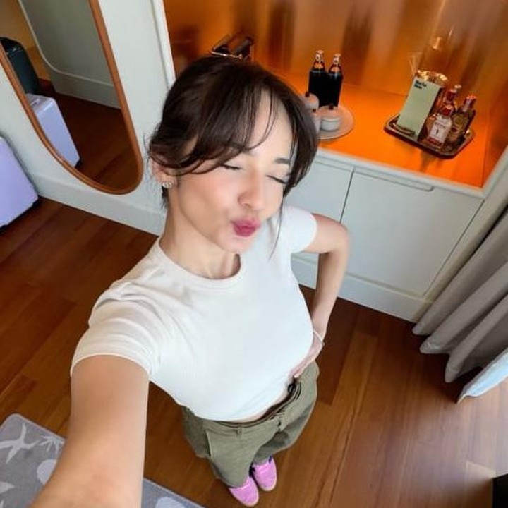 <p>Enzy mengatakan, ia terpaksa menjelajahi Bangkok seorang diri lantaran teman-temannya sudah lebih dahulu pulang. "Akan eksplor Bangkok hari ini sendirian karena teman-temanku pulang duluan," kata Enzy dalam unggahan fotonya. (Foto: Instagram @enzystoria)</p>