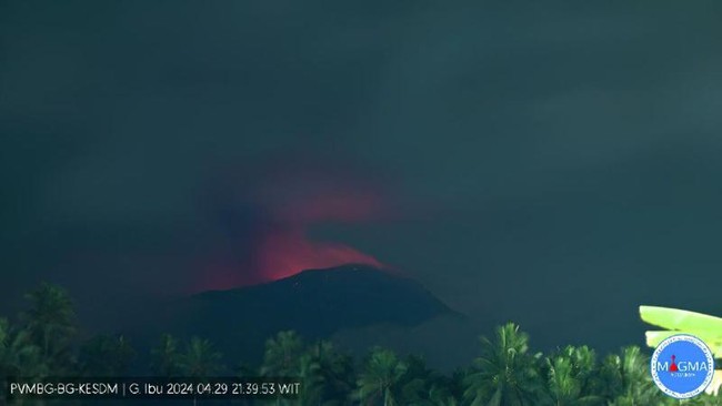 Gunung Ibu di Pulau Halmahera, Maluku Utara erupsi 88 detik luncurkan abu setinggi 1.000 meter pada Senin (29/4) malam. 