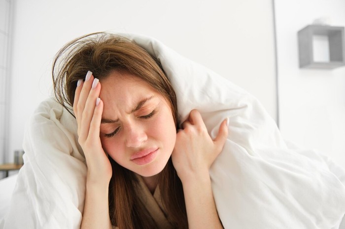 Ilustrasi sakit kepala/Foto: Freepik.com/benzoix Mengenal Sejumlah Manfaat Tidur Tanpa Bantal, Sudah Tahu?
