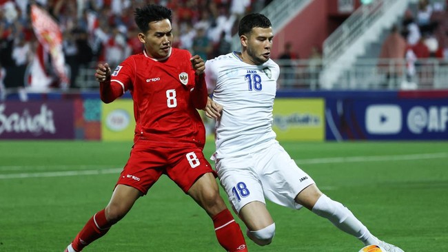Timnas Indonesia U-23 kalah dari Uzbekistan dengan skor 0-2 dalam laga semifinal Piala Asia U-23 2024 yang diwarnai keputusan kontroversial wasit.