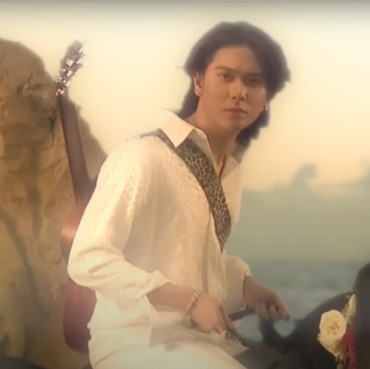 Lirik Lagu Di Bawah Lampu - BAALE