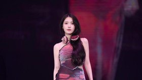 Idol IU Dukung Demo Pemakzulan Presiden Yoon, Beri Makan Pedemo