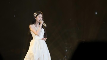 Gangguan Telinga Memburuk, IU Tunda Konser dan Rilis Album