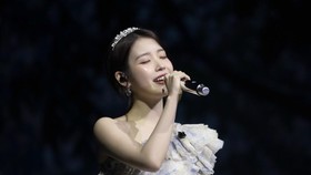 IU Kagum Penonton Konser di Indonesia Jago Nyanyi: Mantap!