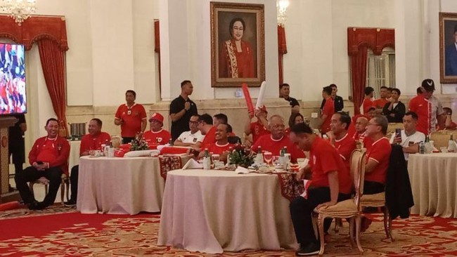 Jokowi, Panglima, Kapolri, dan jajaran menteri pakai jersey timnas saat nobar U-23 Indonesia vs Uzbekistan di Istana Negara, Senin (29/4). 