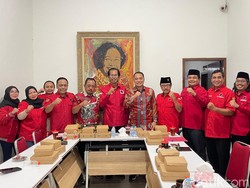 Eri Cahyadi-Armuji Kompak Hadiri Rapat Pilwali 2024 di PDIP Surabaya