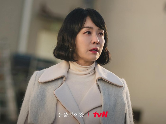 Kim Jung Nan sebagai Hong Beom Ja di Queen of Tears