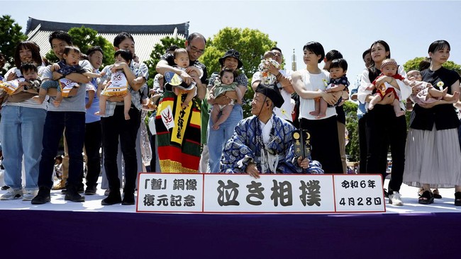 FOTO: Ritual Menangis untuk Bayi Sumo di Tokyo