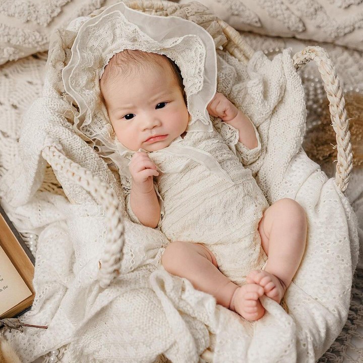 <p>"Gemasssss bangettt. Cantiknya," ujar seorang netizen dengan emotikon hati berwarna putih. "<em>MasyaAllah</em> <em>tabarakallah</em> <em>baby</em> Kyarra cantik banget kamu nak," papar netizen lainnya. (Foto: Instagram: @jscmila//@littlehugsphotography)</p>
