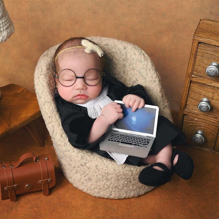 <p>Salah satu tema yang membuat netizen salah fokus adalah ketika Kyarra berpose sebagai seorang pengacara seperti sang Ayah. Ia juga memegang laptop mungil yang bikin gemas. (Foto: Instagram: @jscmila//@littlehugsphotography)</p>