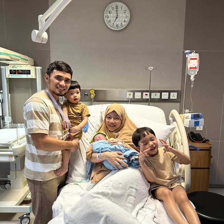 <p>Dari pernikahannya dengan Achmad Hulaefi, Lindswell dikaruniai tiga anak laki-laki, yakni Achmad Zubayr, Achmad Achmad Miqdad, dan Achmad Zayd. Putra terakhir mereka Achmad Zayd baru saja lahir pada 26 April 2024. (Foto: Instagram @lindswell_k)</p>