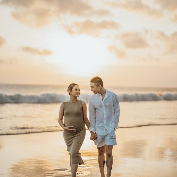 <p>Melalui akun Instagram pribadinya, Anggi pun membagikan hasil dari maternity shoot tersebut, Bunda. Memanfaatkan keindahan alam Pulau Dewata, ia tampak berpose mesra dengan suaminya di sebuah pantai saat matahari terbenam. (Foto: Instagram @anggimarito).</p>