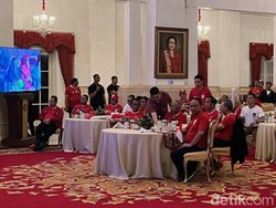 Momen Jokowi, Menteri, hingga Relawan Nobar Timnas vs Uzbekistan di Istana