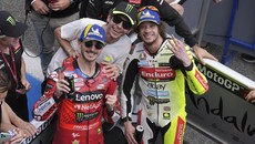 FOTO: Bagnaia Kalahkan Marquez, Rossi pun Tersenyum