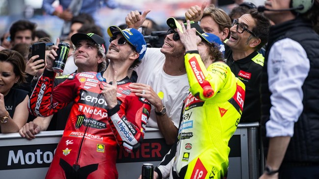 Terdapat momen kocak setelah Francesco Bagnaia memenangkan MotoGP Spanyol 2024 di Sirkuit Jerez, Minggu (28/4).