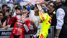 Momen Lucu Valentino Rossi Diabaikan Bagnaia yang Juara MotoGP Spanyol