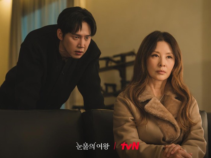 Park Sung Hoon sebagai Yoon Eun Sung dan Lee Mi Sook sebagai Moh Seul Hee di Queen of Tears