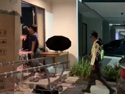 Momen Penggerebekan 3 Rumah Markas Judi Online di Teluk Naga Banten