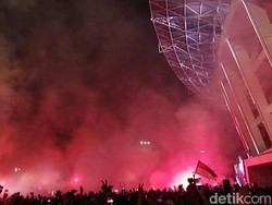 Penonton Nyalakan Flare dan Petasan di GBK, Panitia Ingatkan Ketertiban