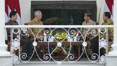 Momen Jokowi-PM Singapura Ajak Penerus Diskusi di Veranda Istana Bogor