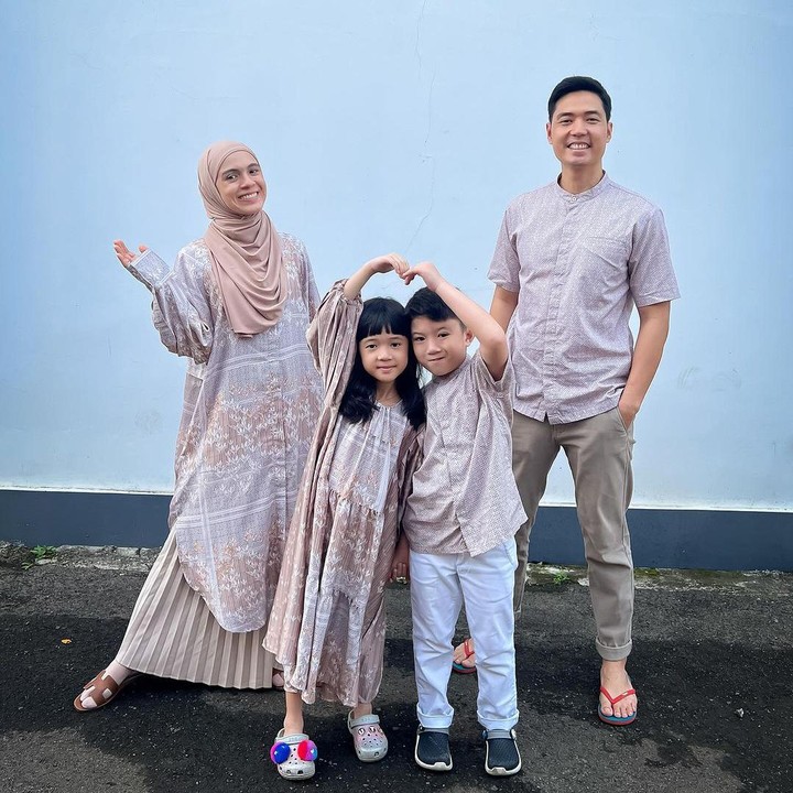 <p>Meski berbeda usia 2 tahun, Uta dan Uti sering disebut kembar, lho. Selain wajahnya yang begitu mirip, bentuk tubuh keduanya juga tidak jauh berbeda. (Foto: Instagram: @missnyctagina)</p>