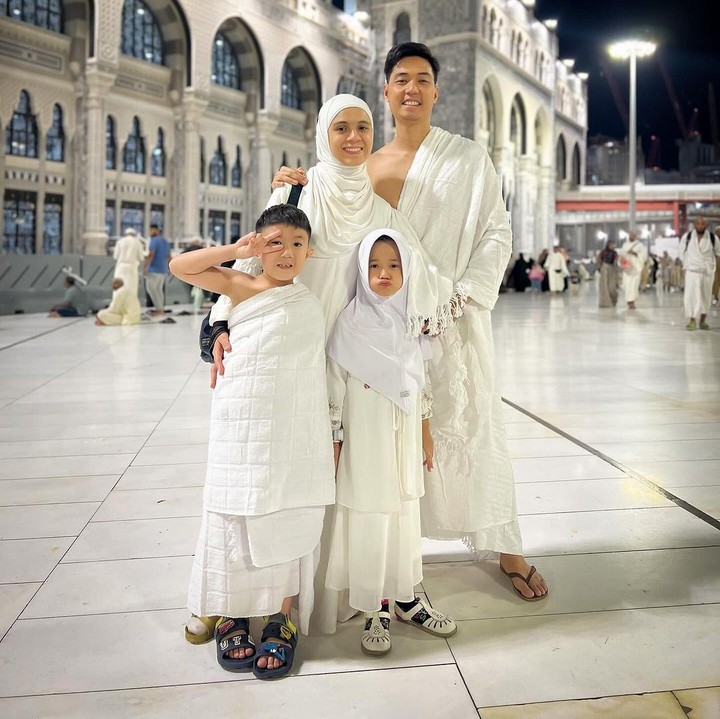 <p>Setelah menikah dengan Rizky Kinos, Nycta Gina dikaruniai dua orang anak, Bunda. Mereka adalah Panutan Adhya Semesta Trinycta dan Lembar Putih Trinycta. (Foto: Instagram: @missnyctagina)</p>