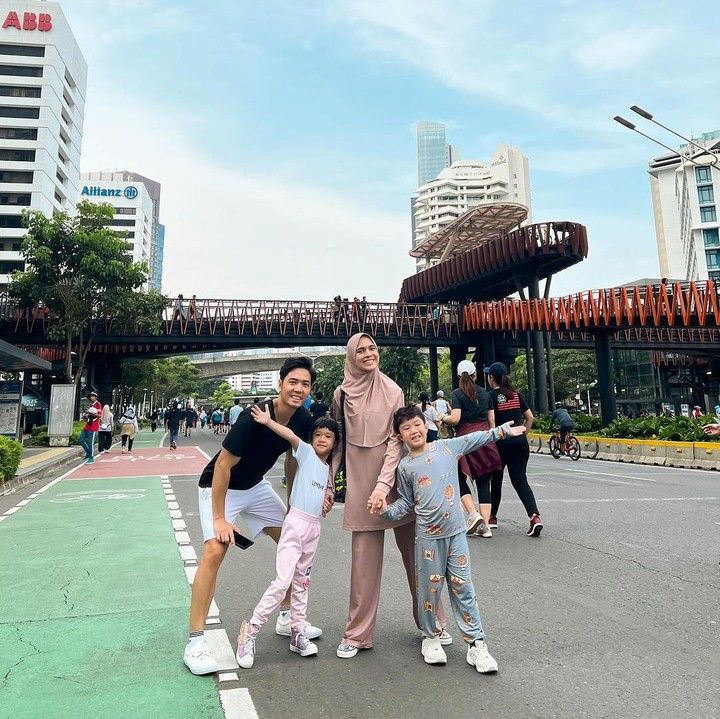 <p>Nycta Gina dan Kinos sendiri sering mengabadikan berbagai momen bersama Uta dan Uti pada laman Instagram-nya. Belum lama ini, keempatnya bahkan terlihat berlibur ke Singapura. (Foto: Instagram: @missnyctagina)</p>