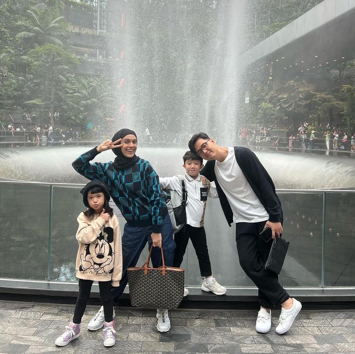 <p>Banyak netizen yang salah fokus dengan Uta dan Uti nih, Bunda. Banyak yang menyebut keduanya sudah semakin besar dan mendoakan agar selalu berbahagia. (Foto: Instagram: @missnyctagina)</p>