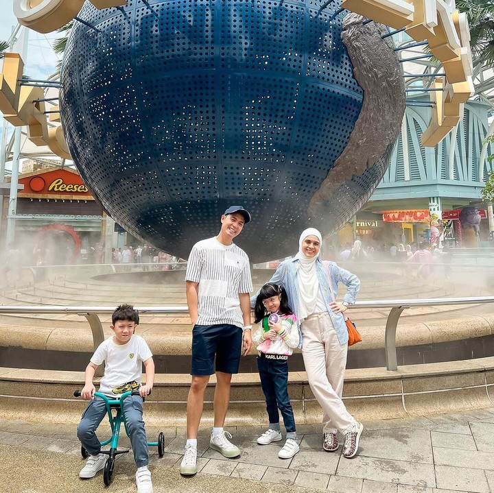 <p>"Sebuah mandatori. Enggak afdol kalau enggak foto di buletan ini," ujar Nycta Gina seraya mengunggah momen kala mengunjungi Universal Studio. (Foto: Instagram: @missnyctagina)</p>