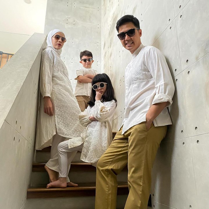 <p>"Kok gemas banget sama gaya Abang dan Kakak sihh hehe," ungkap seorang netizen. "Keluarga lucu bahagia terus ya," papar netizen yang lainnya. (Foto: Instagram: @missnyctagina)</p>