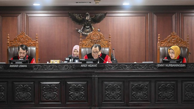 Hakim MK Arief Hidayat menegur caleg Partai NasDem Alfian Bara yang mengikuti persidangan sengketa Pileg 2024 secara daring dari dalam mobil.