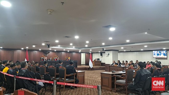 Hakim Konstitusi Enny Nurbaningsih menyentil pihak KPU yang tidak membawa bukti penting hasil pemungutan suara melalui noken (C Ikat) di Papua Tengah.