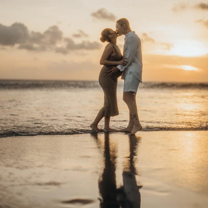 <p>Terlihat menyesuaikan dengan pemandangan di belakangnya, Anggi dan Kenji pun kompak menggunakan pakaian berwarna earth tone.<em> “Adding a little more love to our little family,”</em> tulis perempuan berusia 22 tahun tersebut. (Foto: Instagram @anggimarito).</p>
