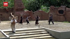 VIDEO: Puluhan Seniman Menari Di Kandang Satwa Solo Safari