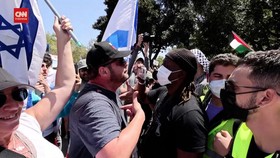 VIDEO: Detik-detik Bentrok Pendukung Palestina dan Israel di UCLA