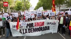 VIDEO: Massa Pendukung Desak PM Spanyol Pedro Sanchez Bertahan