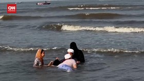 VIDEO: Panas Ekstrem, Warga India Pilih Berendam di Laut
