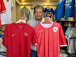 Jatuh Bangun Tisna Jualan Jersey Bola hingga Kuliahkan Anak S2