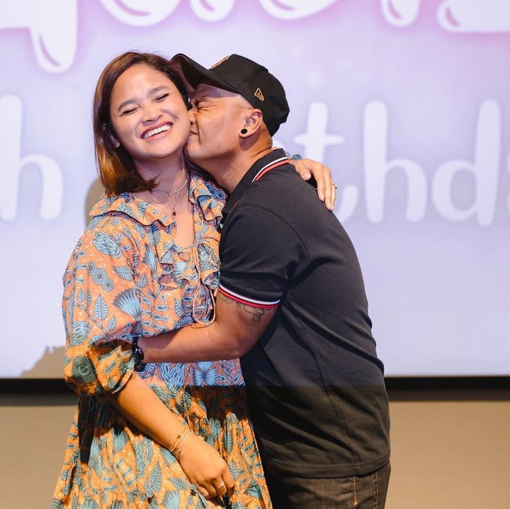 <p>Unggahan tersebut kemudian ditanggapi oleh Wendy melalui kolom komentar. Pria berusia 44 tahun ini turut mengaminkan doa sang istri. "Mari selalu<em> always forever</em> bersama <em>together,</em> sayangku. <em>Let’s go! Love you to the max!</em> Selamat 14 tahun. Yihaaaaa.." tulisnya melalui akun @wendicagur. (Foto: Instagram @wendicagur dan @revtiayunatasya)<br /><br /><br /></p>