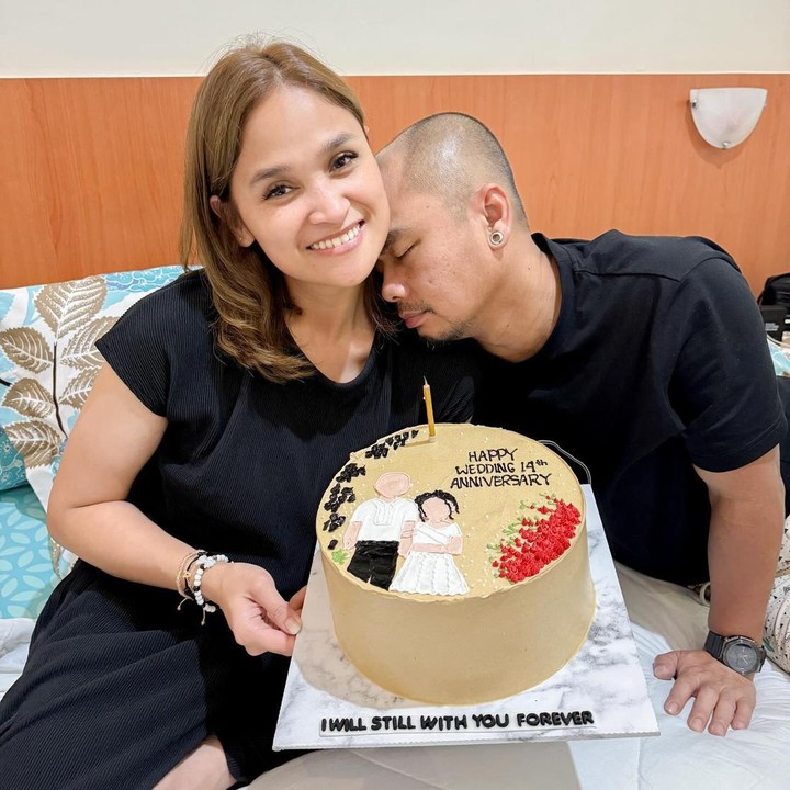 <p>Dalam unggahan tersebut, Ayu Natasha meninggalkan ucapan romantis pada sang suami. Ia mengaku bahagia atas kehidupan bersama selama ini dan berharap akan tetap seperti itu selamanya. "Teman Hidupku @wendicagur Selamat Tanggal 18 yah.. Selamat untuk Kita Berdua Untuk 14Tahun ini. Aku Bahagia dengan semua yang kita jalani. Apapun keadaannya asalkan sama kamu!" tuturnya, dikutip dari akun @revtiayunatasya. (Foto: Instagram @wendicagur dan @revtiayunatasya)<br /><br /><br /></p>