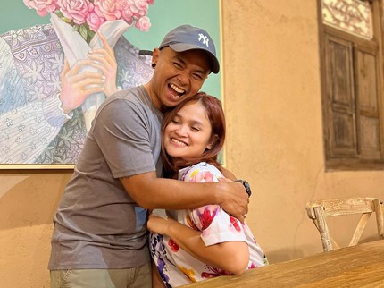 7 Potret Romantis Wendy Cagur & Istri yang Baru Rayakan Ultah Pernikahan Ke-14
