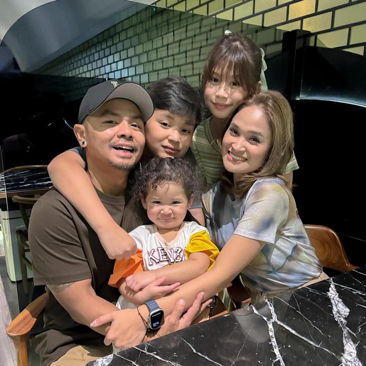 <p>Selamat merayakan 14 tahun pernikahan untuk Wendy dan istri. Kita doakan, semoga pasangan yang sudah dikaruniai 3 anak ini selalu sehat, langgeng, dan bahagia terus, ya. (Foto: Instagram @wendicagur dan @revtiayunatasya)</p>