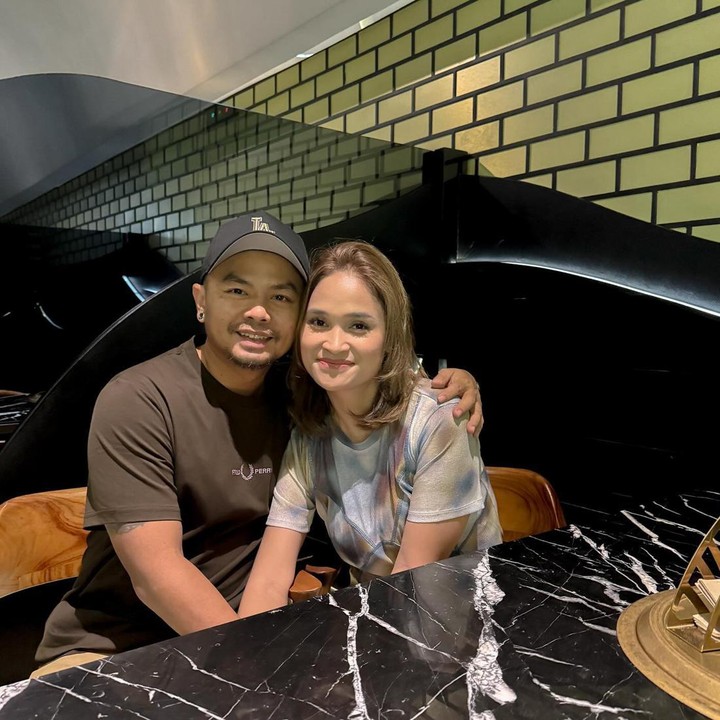 <p>Wendi Armoko atau yang dikenal sebagai Wendy Cagur menikah dengan Ayu Natasha sejak 18 April 2010, Bunda. Pasangan ini dikenal harnomis dan rumah tangganya tak pernah diterpa isu miring. (Foto: Instagram @wendicagur dan @revtiayunatasya)<br /><br /><br /></p>