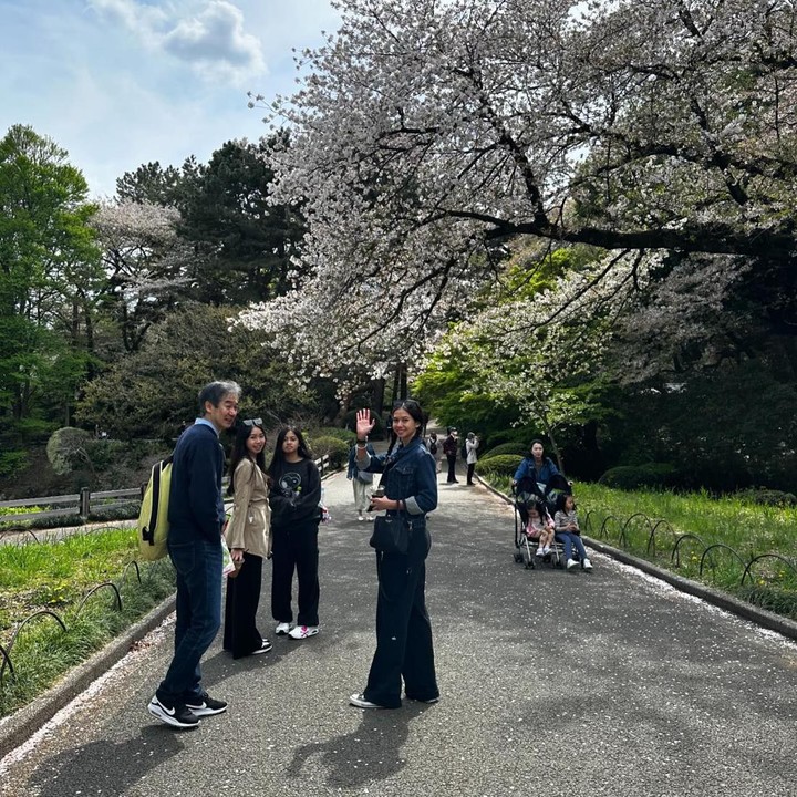<p>Kepulangan Yuki Kato dan keluarganya ke Jepang dihabiskan dengan penuh sukacita. Ia bersama keluarganya tampak menikmati datangnya musim semi di Jepang. (Foto: Instagram @yukikt)</p>